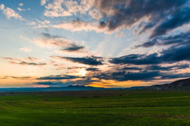 alan üzerinde dramatik günbatımı