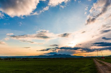 alan üzerinde dramatik günbatımı