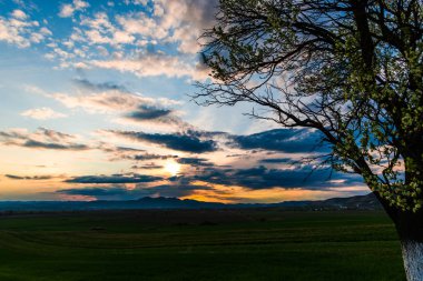 alan üzerinde dramatik günbatımı