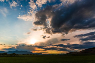 alan üzerinde dramatik günbatımı