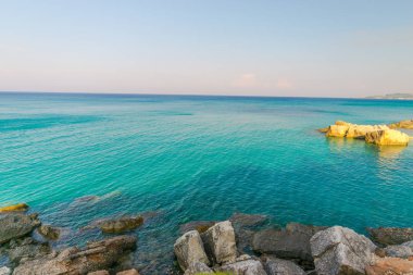 kayalık sahil plaj ve mavi deniz suyu 