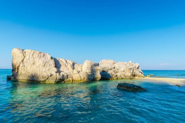 Turkuaz Akdeniz deniz ve kayalık kıyı, Yunanistan Seascape.