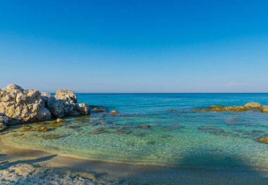 Turkuaz Akdeniz deniz ve kayalık kıyı, Yunanistan Seascape.