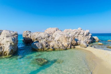 Turkuaz Akdeniz deniz ve kayalık kıyı, Yunanistan Seascape.