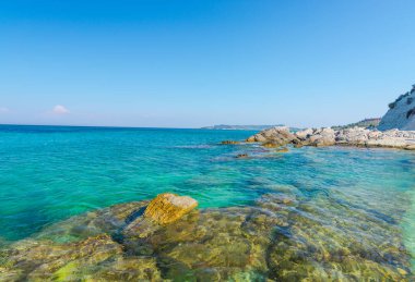 Turkuaz Akdeniz deniz ve kayalık kıyı, Yunanistan Seascape.