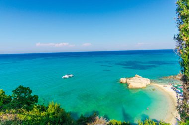 Turkuaz Akdeniz deniz ve kayalık kıyı, Yunanistan Seascape.