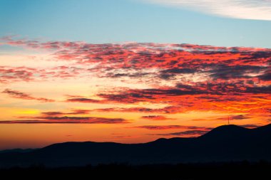 atmosfer günbatımı gökyüzü ve dağlar siluet ufuk üzerinde  