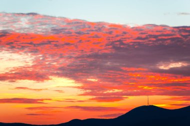 atmosfer günbatımı gökyüzü ve dağlar siluet ufuk üzerinde  