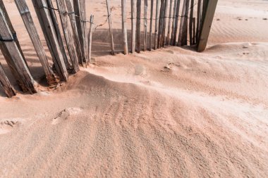 Ahşap çit ile kum plaj.