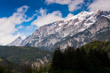 Alp Dağları, yatay, ağaçlar ve mavi gökyüzü bulutlu 