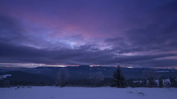 Invierno Montañas Con Árboles Cielo Púrpura Oscuro — Foto de Stock