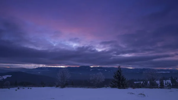 Inverno Nas Montanhas Céu Roxo Escuro Noite — Fotografia de Stock