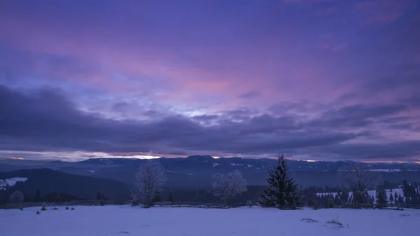 Invierno Las Montañas Cielo Púrpura Oscuro Noche — Foto de Stock
