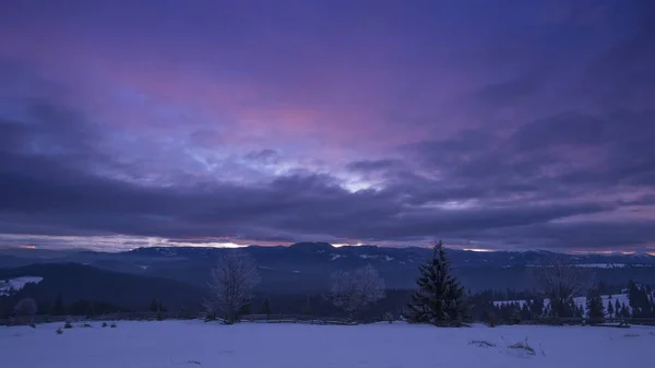 Invierno Las Montañas Majestuoso Cielo Púrpura — Foto de Stock