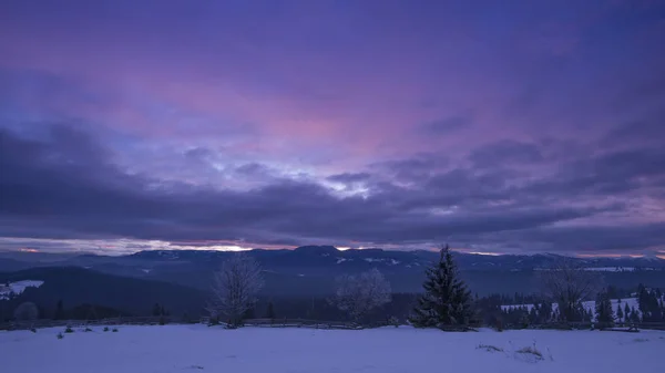 Invierno Las Montañas Majestuoso Cielo Púrpura — Foto de Stock