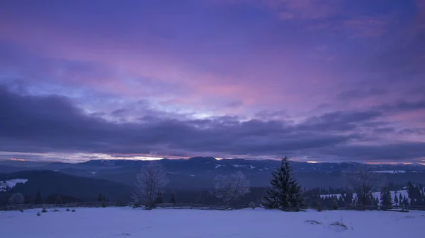 Invierno Las Montañas Majestuoso Cielo Púrpura — Foto de Stock