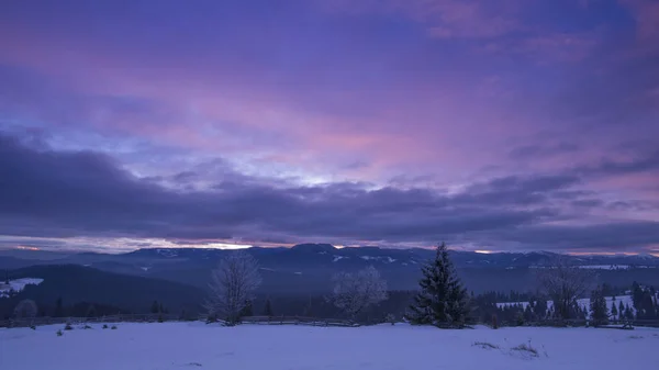 Invierno Las Montañas Majestuoso Cielo Púrpura — Foto de Stock