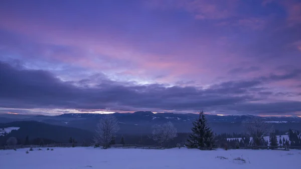 Invierno Las Montañas Violeta Cielo Púrpura Fotografía Naturaleza — Foto de Stock