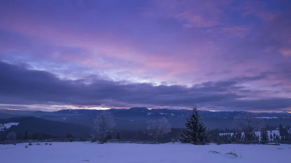 Inverno Nas Montanhas Céu Roxo Violeta Fotos Natureza — Fotografia de Stock