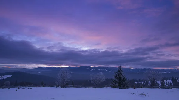 Invierno Las Montañas Violeta Cielo Púrpura Fotografía Naturaleza — Foto de Stock