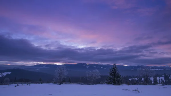 Iarna Munți Cer Violet Violet Fotografie Natură — Fotografie, imagine de stoc