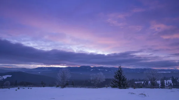 Inverno Nas Montanhas Violeta Céu Roxo Vista Montanhas — Fotografia de Stock