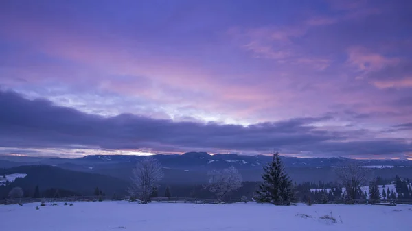Invierno Las Montañas Violeta Cielo Púrpura Vistas Las Montañas — Foto de Stock