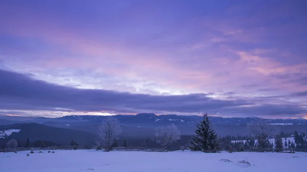 Invierno Las Montañas Paisaje Atardecer Cielo Púrpura — Foto de Stock