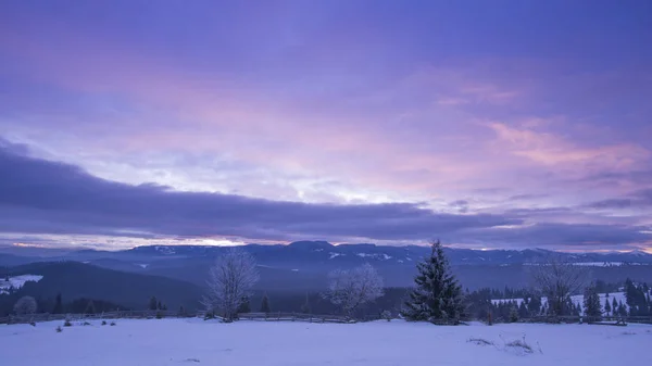 Iarna Munti Peisaj Seara Apus Soare Cer Violet — Fotografie, imagine de stoc