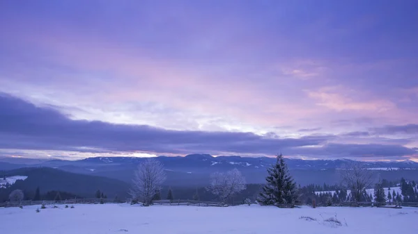 Invierno Las Montañas Paisaje Amanecer Cielo Púrpura — Foto de Stock