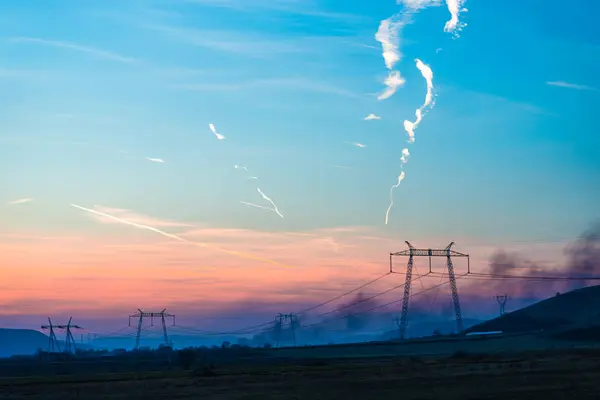 Fredliga Solnedgång Sky Och Bergen Siluett Horisonten Och Elektriska Poler — Stockfoto