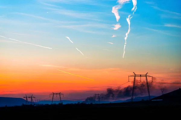 Fredliga Solnedgång Sky Och Bergen Siluett Horisonten Och Elektriska Poler — Stockfoto