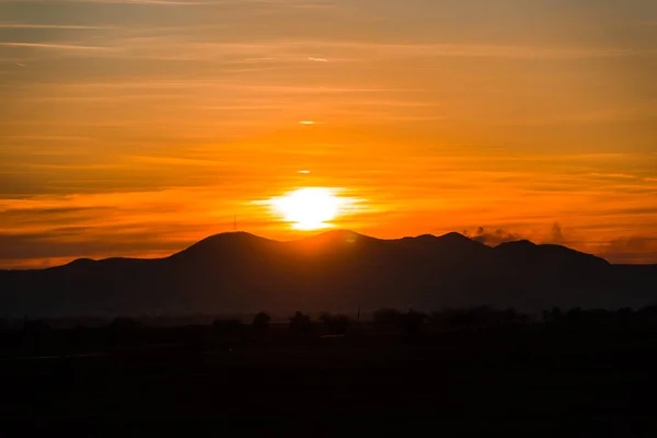 Coucher Soleil Majestueux Ciel Soleil Silhouette Montagnes Horizon — Photo