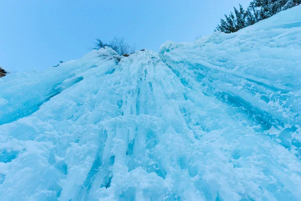 Niebieski Jasny Frozen Wodospad Sezonie Zimowym Sople — Zdjęcie stockowe