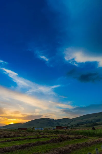 Crépuscule Ciel Coucher Soleil Avec Nuages Champ Paysage — Photo