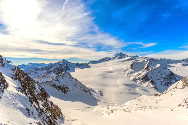 Mavi Gökyüzü Ile Kar Bulutlarda Dağlar Kışın Kapalı — Stok fotoğraf