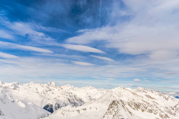 Blauwe Hemel Met Witte Cirruswolken Sneeuw Bedekte Bergen — Stockfoto