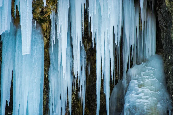 Λευκό Μπλε Παγωμένου Καταρράκτη Τον Χειμώνα Και Icicles — Φωτογραφία Αρχείου