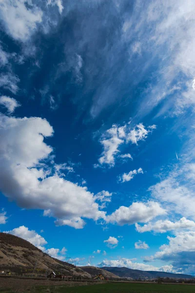 Ciel Bleu Avec Des Nuages Blancs Cirrus Paysage Rural Avec — Photo