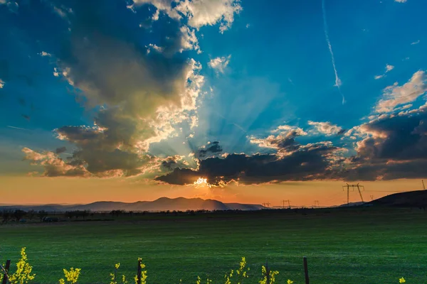 Céu Por Sol Com Nuvens Campo Verde Prado — Fotografia de Stock