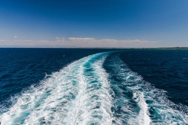 Dalgalar ve yat Trail ile deniz