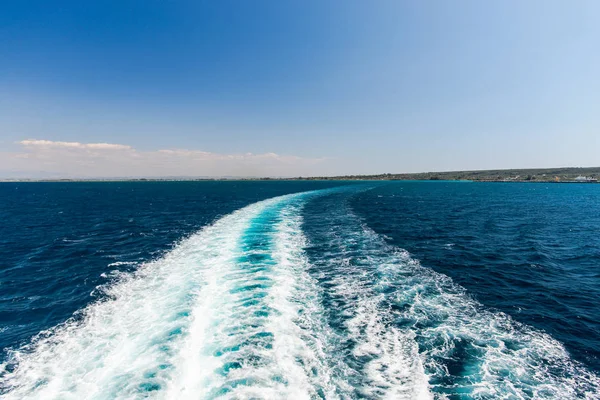 Dalgalar ve yat Trail ile deniz