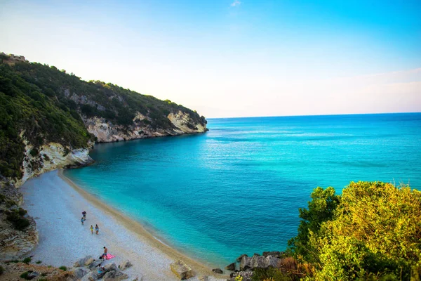 kumlu kıyı şeridi sahil ve mavi deniz su, güzel Akdeniz, Yunanistan