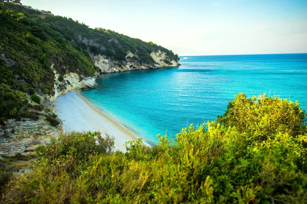 砂浜の海岸線のビーチと青い海の水 美しい地中海 ギリシャ — ストック写真