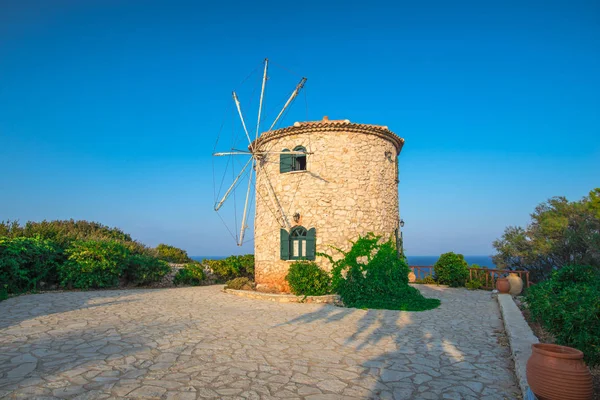 Antiguo Molino Viento Orilla Del Mar Grecia — Foto de Stock