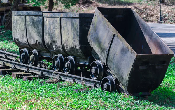 Oude Spoorweg Park Met Kleine Roestige Wagons — Stockfoto