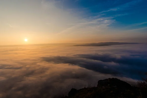 曇り明るい夕日を持つ山から見た風景 — ストック写真