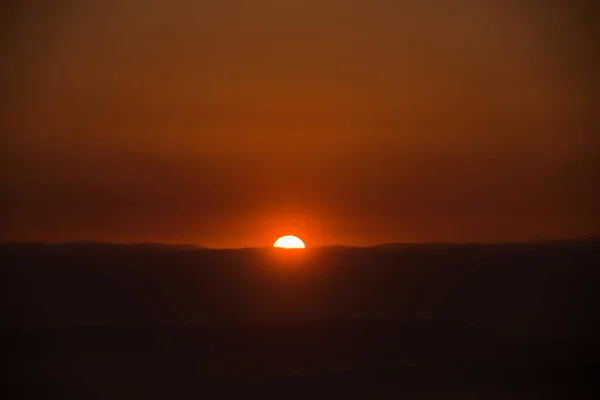 地平线上的红色太阳和日落的天空 — 图库照片