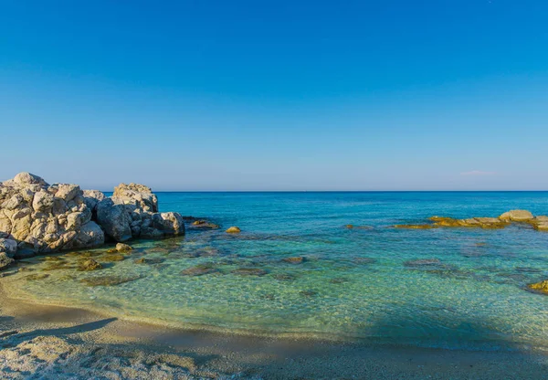 Zeegezicht Van Turquoise Middellandse Zee Rocky Shore Griekenland — Stockfoto