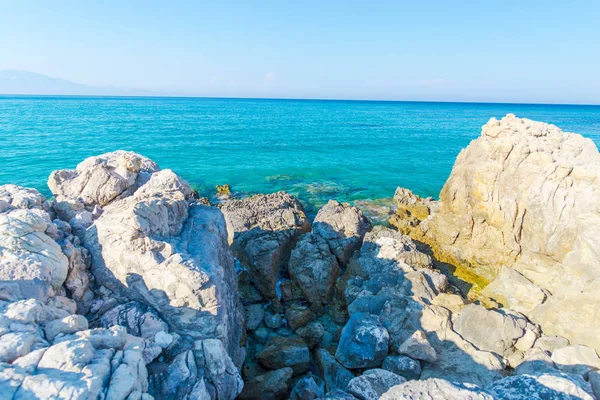Zeegezicht Van Turquoise Middellandse Zee Rocky Shore Griekenland — Stockfoto